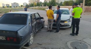 İki otomobil çarpıştı: 1 yaralı - Videolu Haber