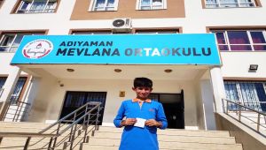 İlk Bursunu Okuluna Bağışladı