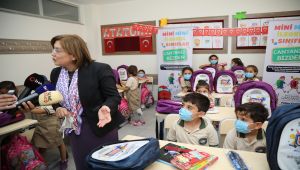 İlkokul 1’inci sınıf öğrencilerinin okul çantalarını dağıtmaya başladı