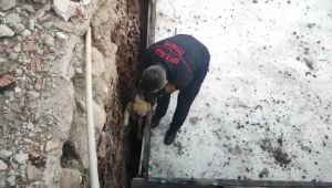 İnşaat temeline sıkışan yavru köpek kurtarıldı
