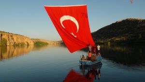 Irak ve Suriye'deki askerlere ‘Dev Türk Bayraklı’ destek
