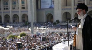 İran Lideri Hamaney hutbeye silahla çıktı: 'Gerekirse yine vuracağız'