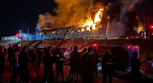 İşçilerin yatakhane olarak kullandığı konteynerlerde korkutan yangın - Videolu Haber