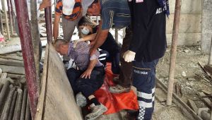 İskeleden düşen inşaat ustası yaralandı - Videolu Haber
