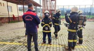 İtfaiye erlerinin tatbikatları sürüyor
