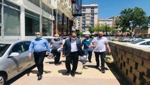 İYİ Parti'den esnafa maske ve koruyucu siperlik
