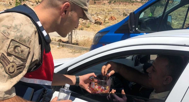 Jandarma’dan Sürücülere Kolonya ve Çikolatalı İkramı