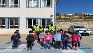 Jandarma ekiplerinden öğrencilere uygulamalı trafik eğitimi