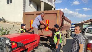 Jandarma trafik ekiplerinden tarım araçlarına reflektör denetimi