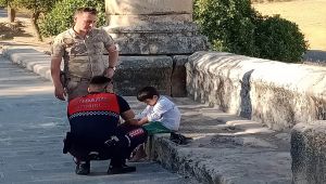 Jandarma, yolda düşen çocuğun yardımına koştu - Videolu Haber