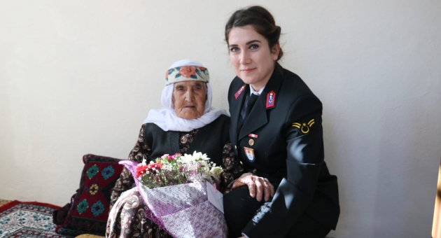 Jandarmadan Kadınlara Çiçek