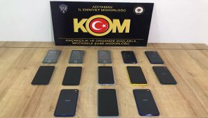 Kaçak cep telefonu ve makaron ele geçirildi: 2 gözaltı