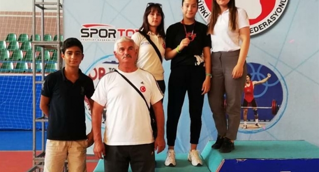 Kadın Halterciden Yine Madalya