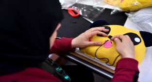 Kadın Kooperatifi depremzede çocuklar için ‘Uyku Arkadaşı’ üretiyor - Videolu Haber