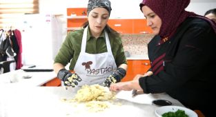 Kadınlara yönelik pastacılık kursuna yoğuna ilgi - Videolu Haber
