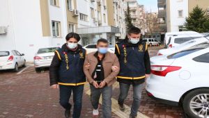 Kadınların çantasından cep telefonu çalan şüpheli yakalandı - Videolu Haber