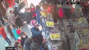 Kadınların çantasından telefon çalma anı görüntülendi - Videolu Haber