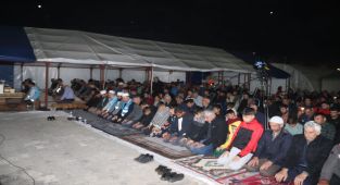 Kadir Gecesi'nde binlerce kişi aynı anda ellerini semaya kaldırdı