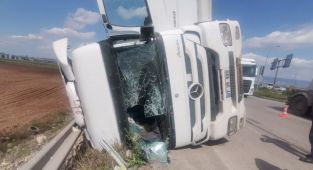 Kahramanmaraş'ta beton mikseri devrildi: Sürücü yaralandı - Videolu Haber