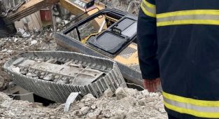 Kahramanmaraş’ta iş makinesi devrildi operatörü yaralandı