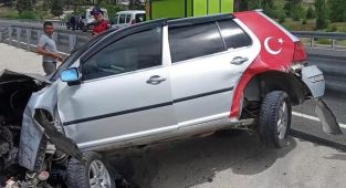 Kahramanmaraş’ta otomobil bariyerlere çarptı