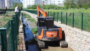 Kahta Belediyesi DSİ’ye ait dereleri temizledi