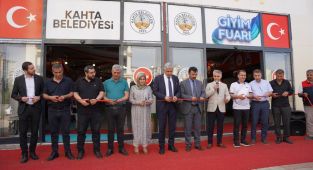 Kahta Belediyesi’nden yerel ekonomiye destek: Giyim fuarı açıldı