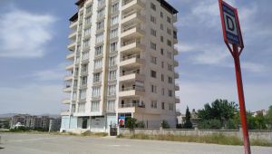 Kahta'da 9 katlı bina karantinaya alındı