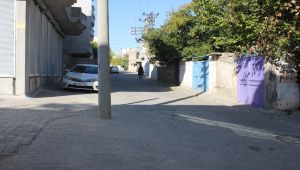 Kahta'da Cadde Ortasındaki Elektrik Direği Şaşırtıyor