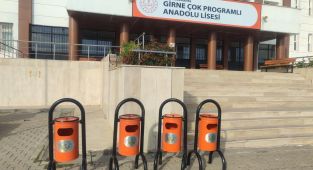 Kahta'da çöp kovası ve oturma bankları dağıtımı yapıldı