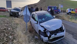 Kahta'da iki otomobil çarpıştı:5 yaralı - Videolu Haber