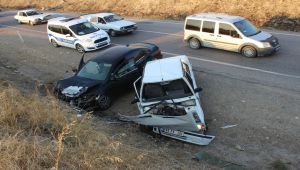 Kahta’da İki Otomobil Kafa Kafaya Çarpıştı: 4 Yaralı