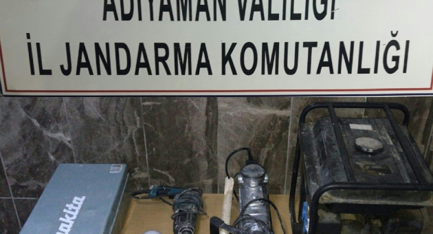 Kahta'da İzinsiz Kazı Yapan Defineciler Suçüstü Yakalandı