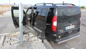 Kahta'da Otomobil İle Hafif Ticari Araç Çarpıştı: 6 Yaralı