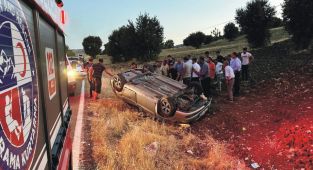 Kahta’da otomobil şarampole yuvarlandı: 3 yaralı