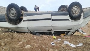 Kahta'da otomobil tarlaya devrildi: 1 yaralı