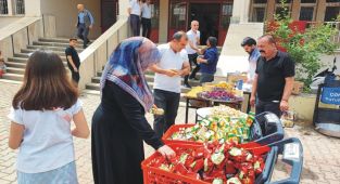 Kahta’da oy kullananlara tulumba tatlısı sürprizi