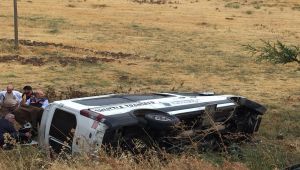 Kahta'da Servis Minibüsü Şarampole Devrildi: 3 Yaralı