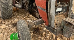 Kahta’da traktör şarampole devrildi: 1’i ağır 2 yaralı