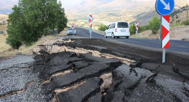 Kahta'da Yağış Nedeniyle Yol Çöktü