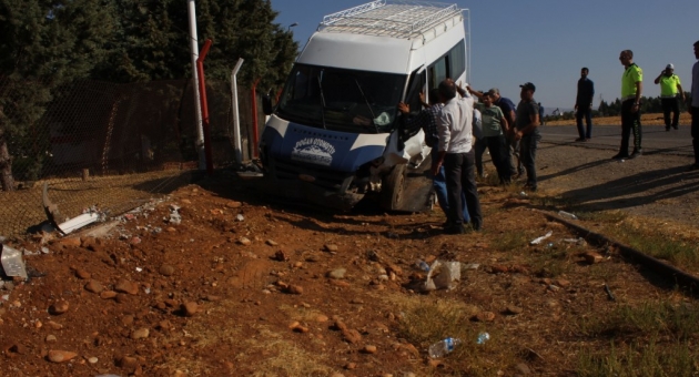 Kahta'da Yolcu Minibüsü İle Otomobil Çarpıştı: 12 Yaralı
