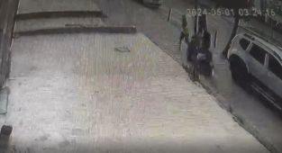 Kaldırımdaki çocuğa motosikletin çarpma anı güvenlik kamerasına yansıdı - Videolu Haber
