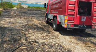 Kale ilçesi Bağlıca mahallesi'nde anız yangını kontrol altına alındı