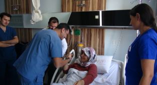 Kalp çalışırken 5 santimlik kesi ile by-pass ameliyatı yapıldı. - Videolu Haber