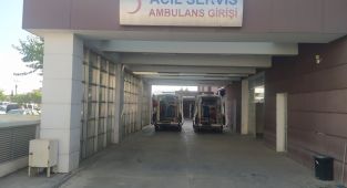Kamyon motosiklete çarptı: 1’i ağır 2 yaralı - Videolu Haber