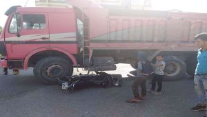 Kamyonet ile Motosiklet Çarpıştı:1 Yaralı
