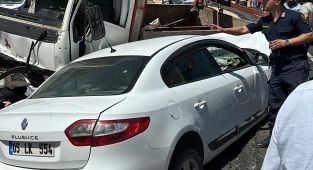 Kamyonet ile otomobil kava kafaya çarpıştı: 1 ölü, 3 yaralı - Videolu Haber