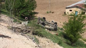 Kamyonet şarampole devrildi: 1 ölü, 1 yaralı - Videolu Haber