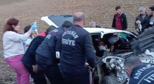 Kamyonetle otomobilin karıştığı feci kazada 1 ölü, 3 yaralı - Videolu Haber
