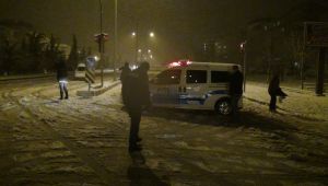 Kar yağışı Besni-Gaziantep yolunu trafiğe kapattı